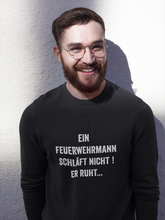 Lade das Bild in den Galerie-Viewer, Ein Feuerwehrmann schläft nicht - Sweatshirt