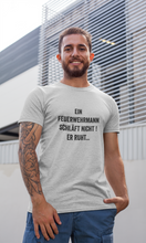 Lade das Bild in den Galerie-Viewer, Ein Feuerwehrmann schläft nicht - T-Shirt