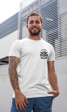 Lade das Bild in den Galerie-Viewer, Echte Helden tragen Masken - T-Shirt