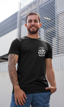 Lade das Bild in den Galerie-Viewer, Echte Helden tragen Masken - T-Shirt