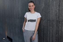 Lade das Bild in den Galerie-Viewer, Was wir brauchen - Frauen T-Shirt