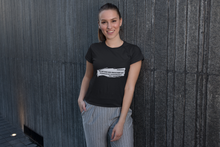 Lade das Bild in den Galerie-Viewer, Was wir brauchen - Frauen T-Shirt