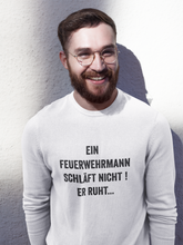 Lade das Bild in den Galerie-Viewer, Ein Feuerwehrmann schläft nicht - Sweatshirt
