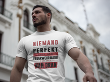 Lade das Bild in den Galerie-Viewer, Niemand ist perfekt - T-Shirt
