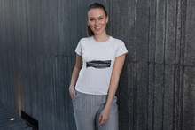 Lade das Bild in den Galerie-Viewer, Was wir brauchen - Frauen T-Shirt
