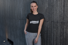 Lade das Bild in den Galerie-Viewer, Was wir brauchen - Frauen T-Shirt
